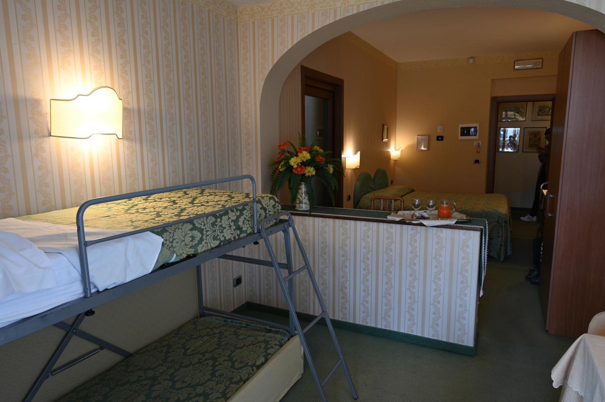 Hotel Ristorante La Lanterna Castelnuovo di Garfagnana Exterior photo